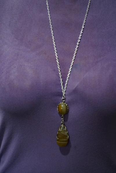 Silver chain enhanced by Agate Cabochon and Tear Drop shape Agate approx. 18